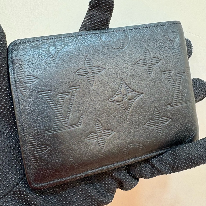 LV 黑色壓花對開短夾-1