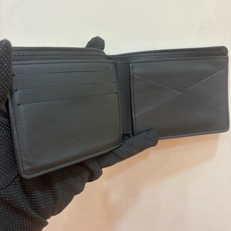 LV 黑色壓花對開短夾-2