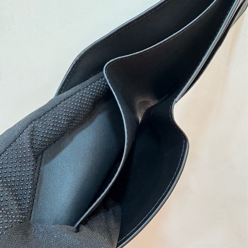 LV 黑色壓花對開短夾-4