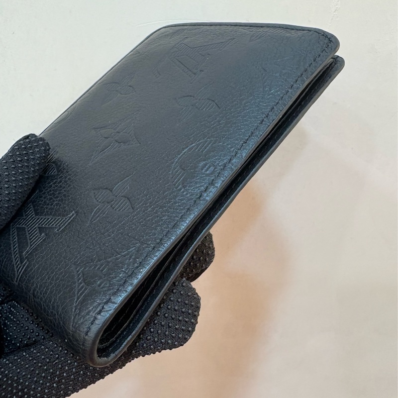 LV 黑色壓花對開短夾-5