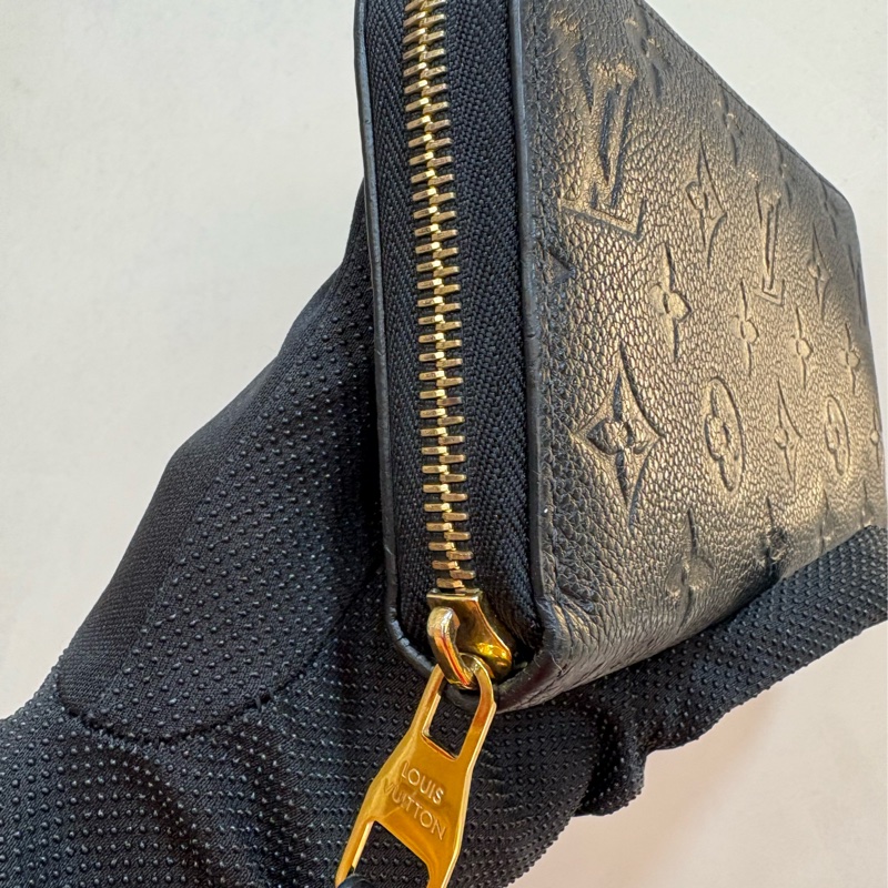 LV Monogram Empreinte 黑色壓紋拉鍊長夾-1