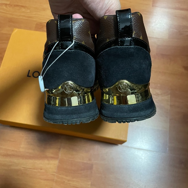 Lv Run Away 絨面小牛皮低幫 運動休閒鞋 尺碼:35碼-4