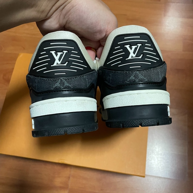 Lv Trainer黑白熊貓 路易威登正品壓紋板鞋 白黑 尺碼:37.5碼-4