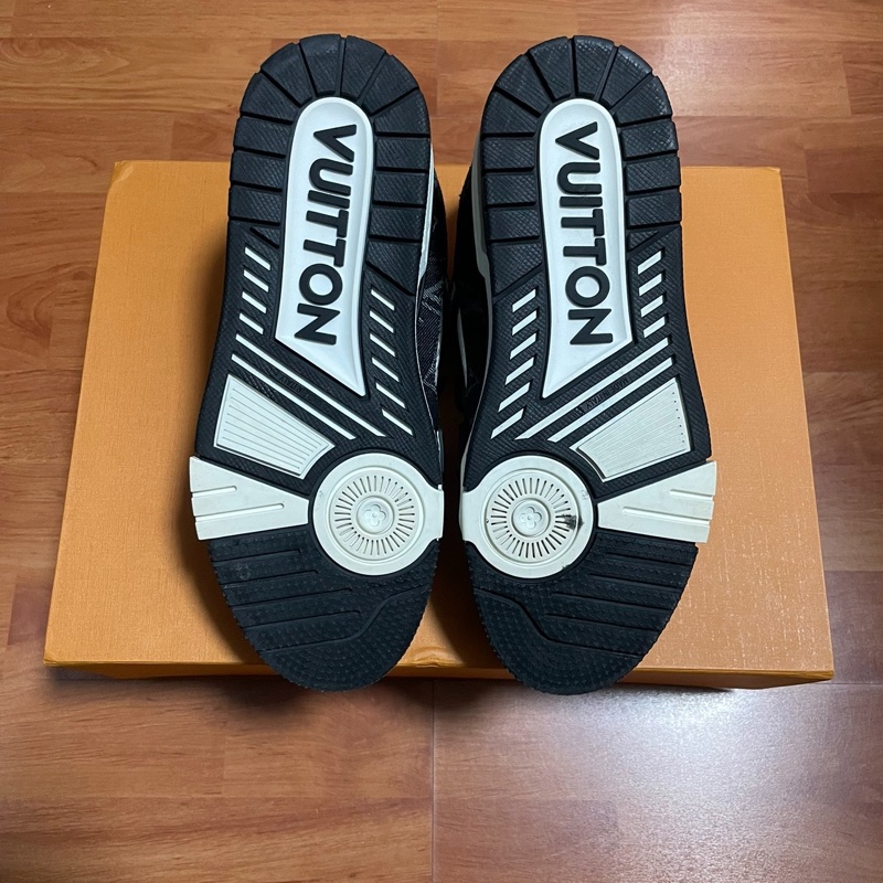 Lv Trainer黑白熊貓 路易威登正品壓紋板鞋 白黑 尺碼:37.5碼-6