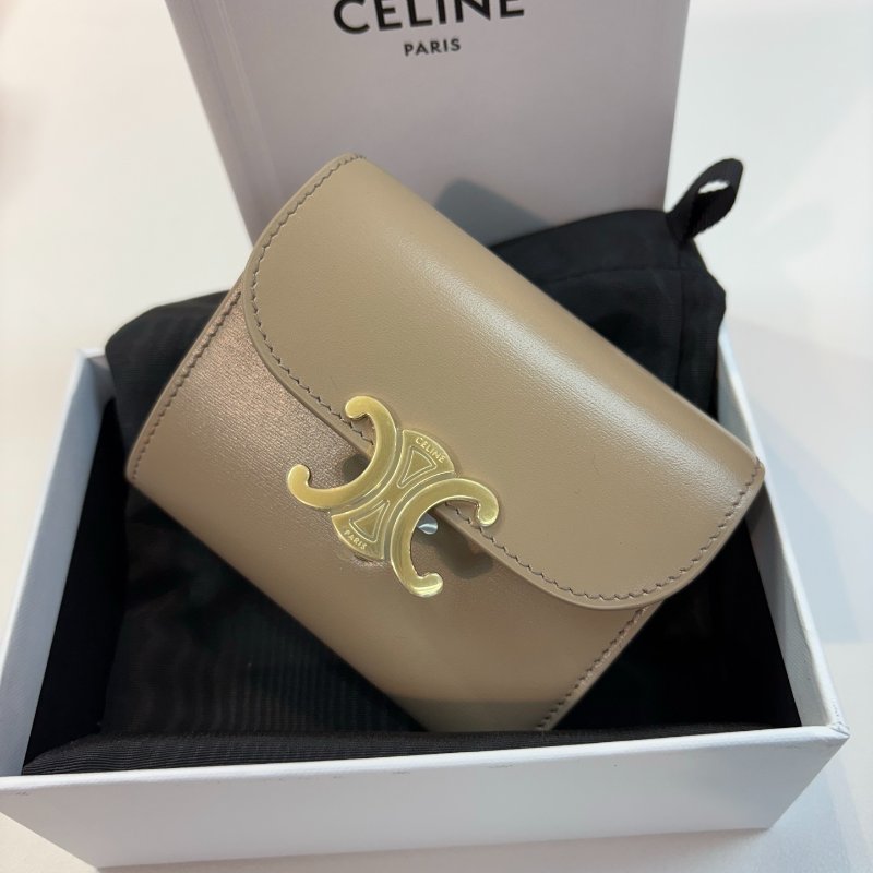 🎉新品好折扣✨Celine 10D783 凱旋門光滑羊皮小型翻蓋短夾 獵棕色-1