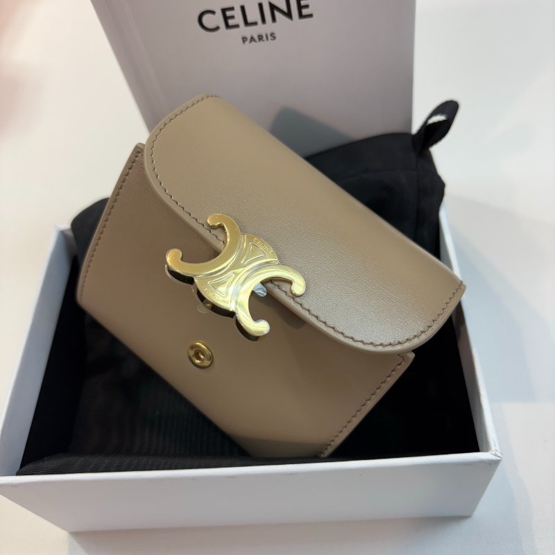 🎉新品好折扣✨Celine 10D783 凱旋門光滑羊皮小型翻蓋短夾 獵棕色-2