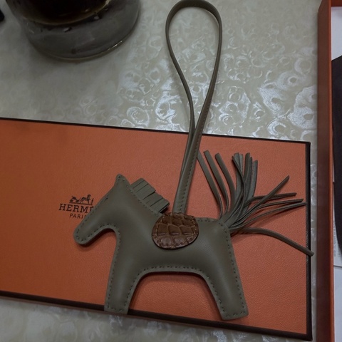🐎 Hermès Rodeo PM 小馬吊飾|大象灰調|鱷魚皮馬鞍|原廠盒裝