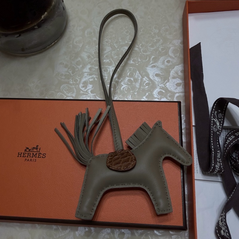 🐎 Hermès Rodeo PM 小馬吊飾｜大象灰調｜鱷魚皮馬鞍｜原廠盒裝-1