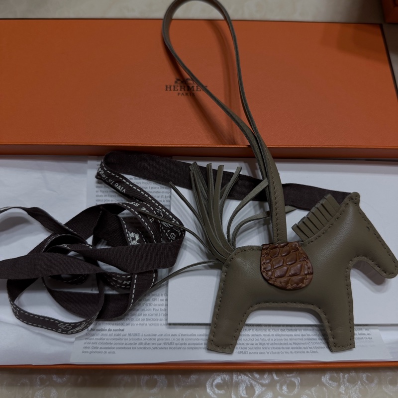 🐎 Hermès Rodeo PM 小馬吊飾｜大象灰調｜鱷魚皮馬鞍｜原廠盒裝-2