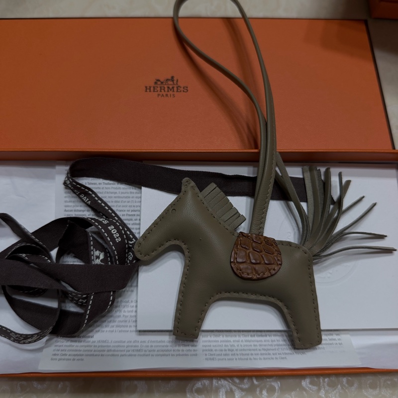 🐎 Hermès Rodeo PM 小馬吊飾｜大象灰調｜鱷魚皮馬鞍｜原廠盒裝-3