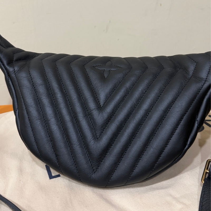 Louis Vuitton LV New Wave 小牛皮 金釦一字拉腰包 全新 M53750-3