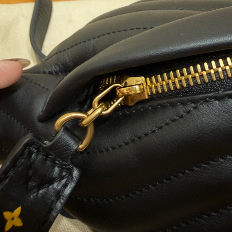 Louis Vuitton LV New Wave 小牛皮 金釦一字拉腰包 全新 M53750-9