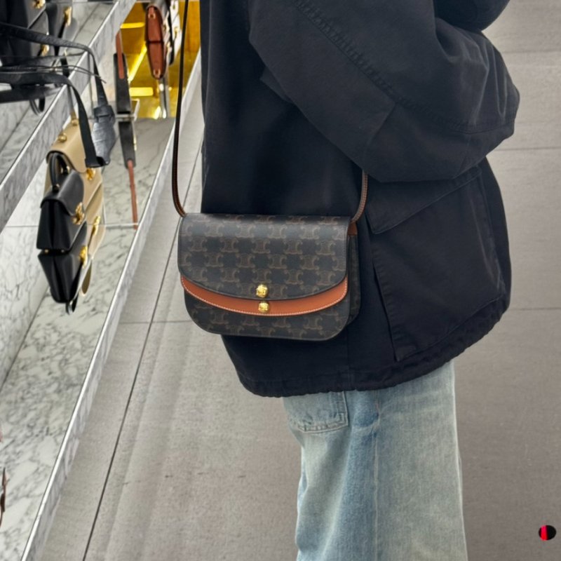 🎉新品好折扣✨Celine 10P672 標誌老花 DUO 標牛皮革飾帶錢包-1