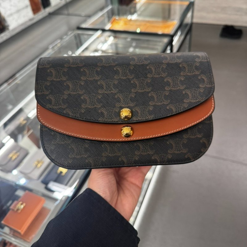 🎉新品好折扣✨Celine 10P672 標誌老花 DUO 標牛皮革飾帶錢包-2