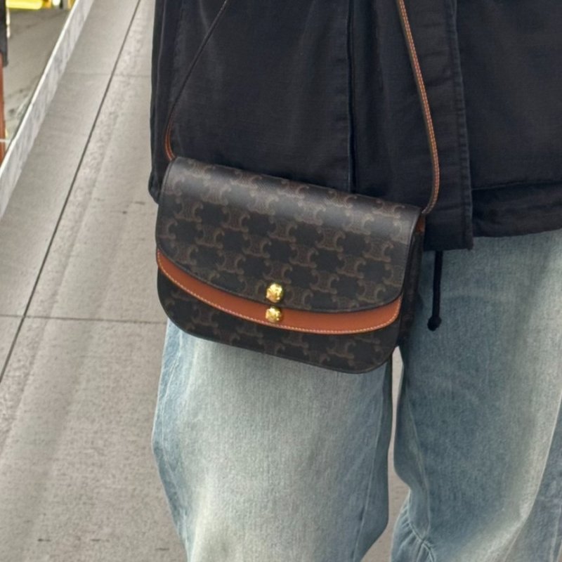 🎉新品好折扣✨Celine 10P672 標誌老花 DUO 標牛皮革飾帶錢包-8