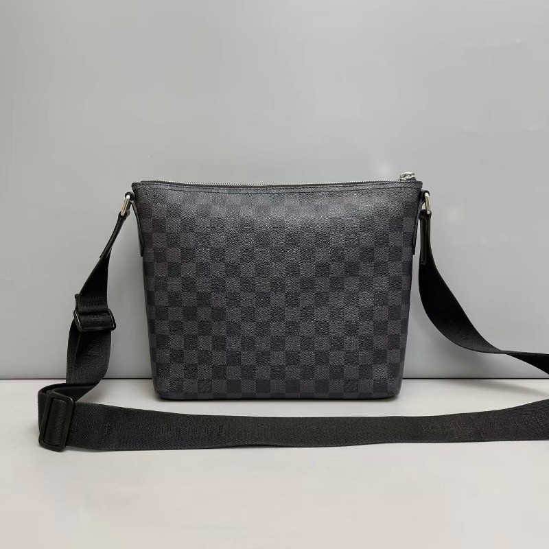 LV路易威登 男士 黑棋盤格小號郵差包 斜背包-1