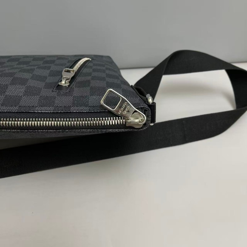 LV路易威登 男士 黑棋盤格小號郵差包 斜背包-2