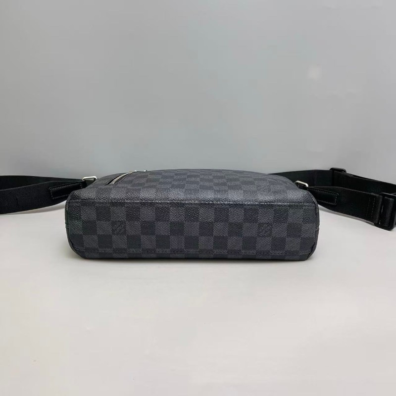 LV路易威登 男士 黑棋盤格小號郵差包 斜背包-5