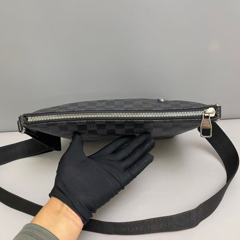 LV路易威登 男士 黑棋盤格小號郵差包 斜背包-6