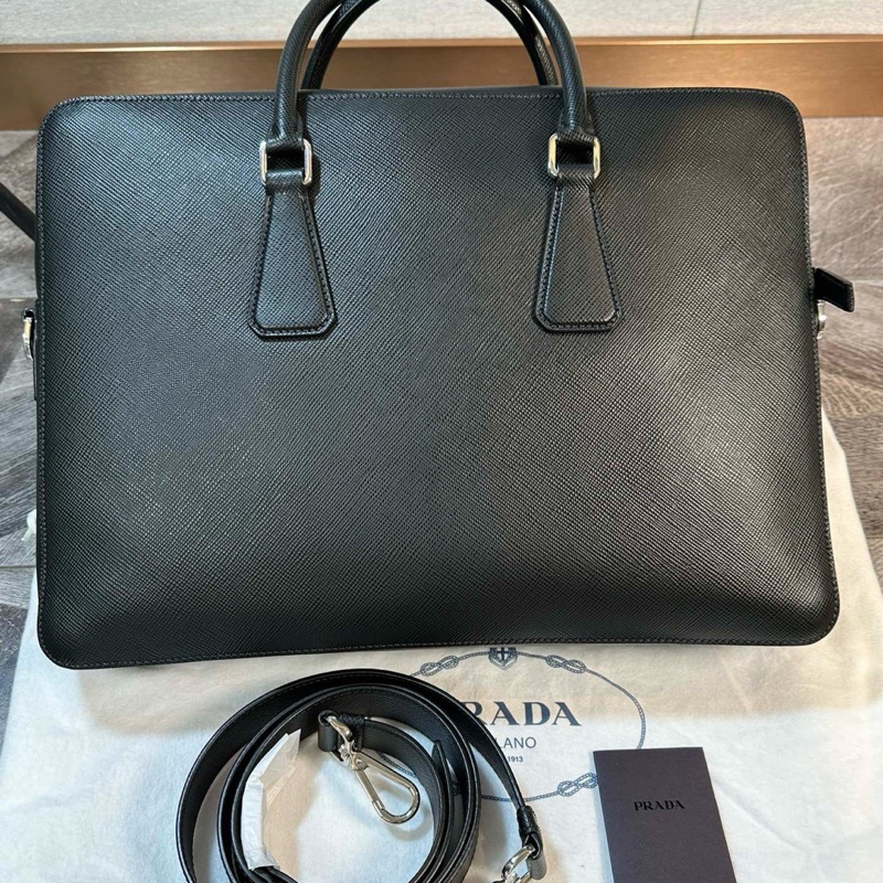 全新 Prada 普拉達 經典款十字紋牛皮公文包 手提單肩斜挎包 內有隔層 上身大氣 商務人士必備-1