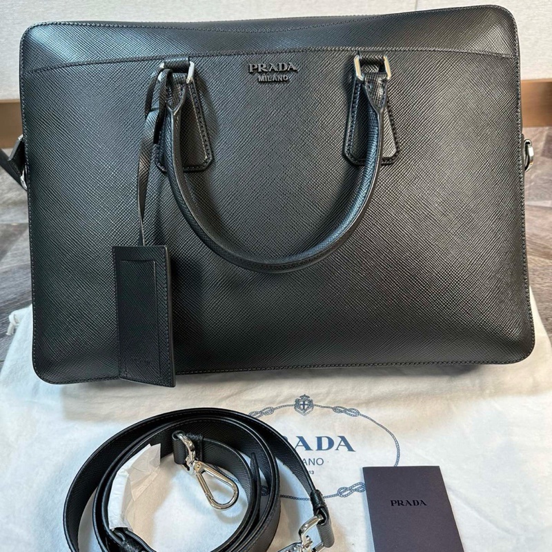 全新 Prada 普拉達 經典款十字紋牛皮公文包 手提單肩斜挎包 內有隔層 上身大氣 商務人士必備-2