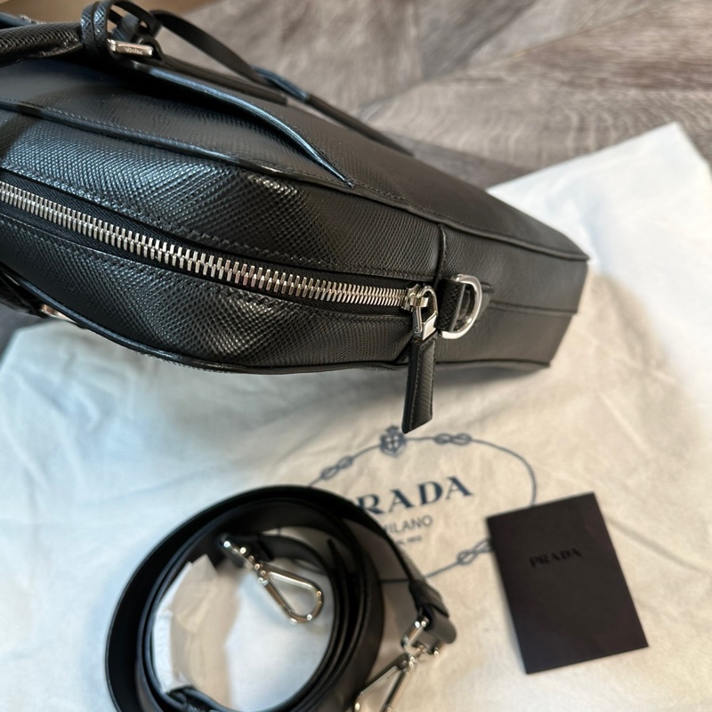 全新 Prada 普拉達 經典款十字紋牛皮公文包 手提單肩斜挎包 內有隔層 上身大氣 商務人士必備-5