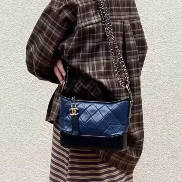 99新🈶購證😍Chanel黑藍拼色全皮小號流浪包單肩斜挎包-0