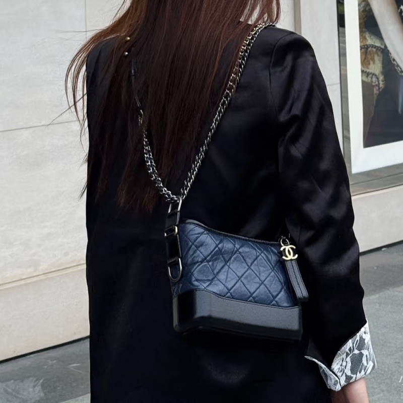 99新🈶購證😍Chanel黑藍拼色全皮小號流浪包單肩斜挎包-2