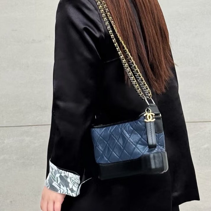 99新🈶購證😍Chanel黑藍拼色全皮小號流浪包單肩斜挎包-3