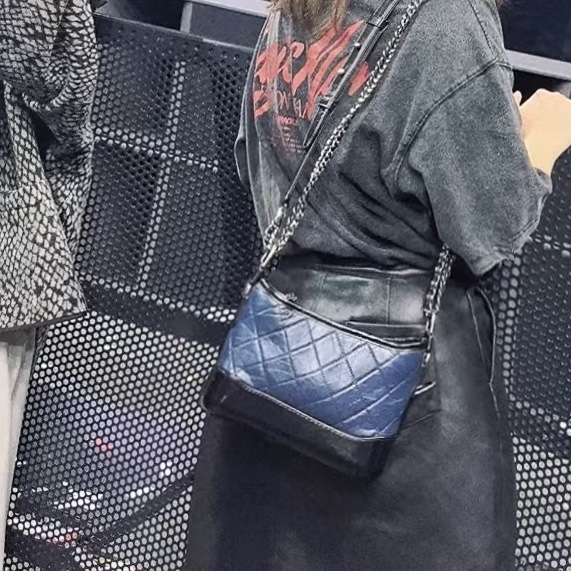 99新🈶購證😍Chanel黑藍拼色全皮小號流浪包單肩斜挎包-4