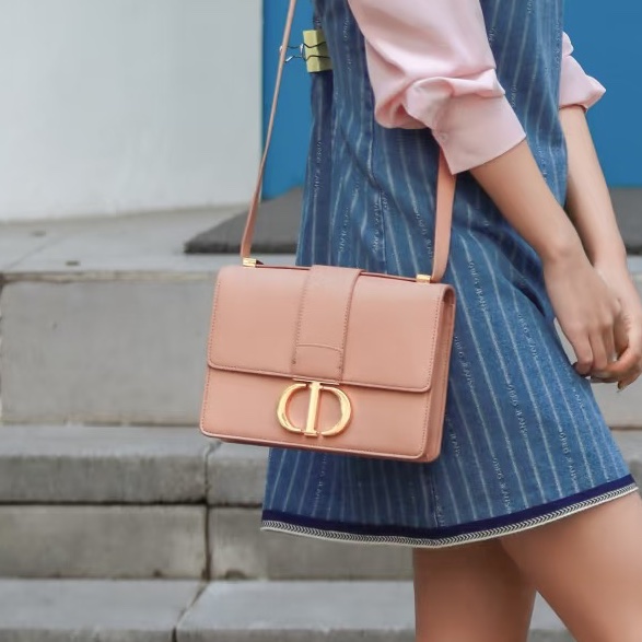 明星同款🤩99新🆕Dior迪奧磨砂藕粉色蒙田30荔枝紋單肩斜挎包-1