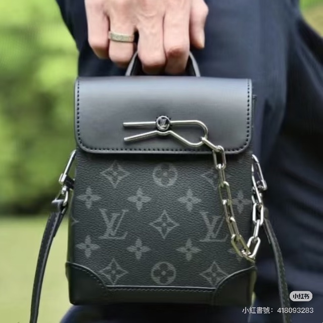 帥哥必入裝備😎99新🆕Lv黑花steamer nano芯片款插銷造型手提斜挎包-5