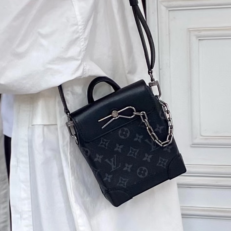 帥哥必入裝備😎99新🆕Lv黑花steamer nano芯片款插銷造型手提斜挎包-6