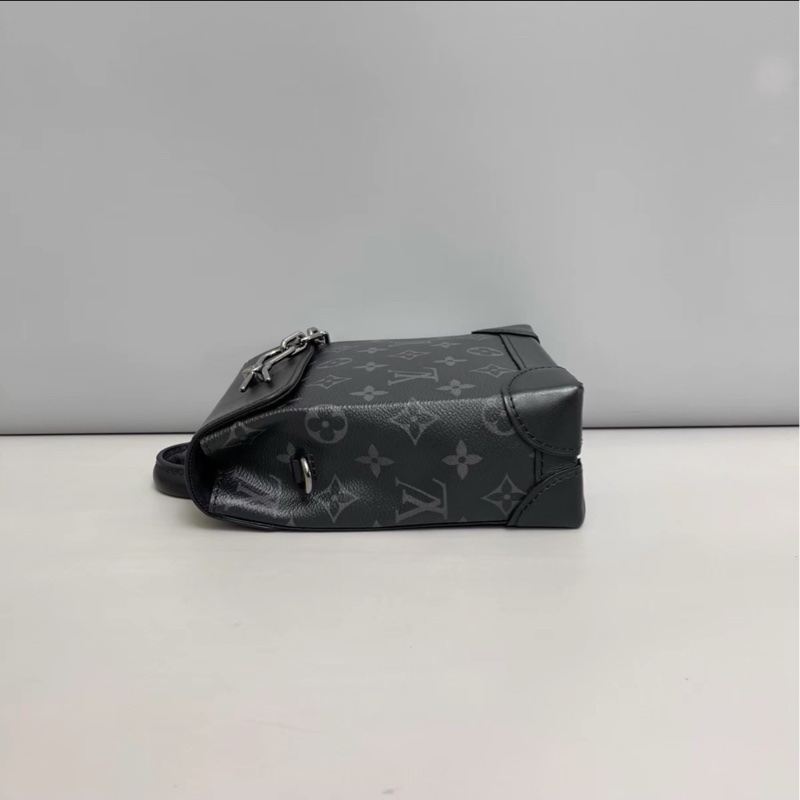 帥哥必入裝備😎99新🆕Lv黑花steamer nano芯片款插銷造型手提斜挎包-10