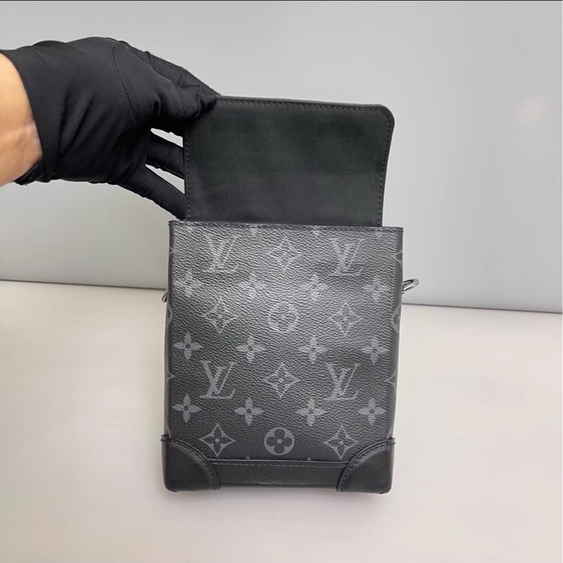 帥哥必入裝備😎99新🆕Lv黑花steamer nano芯片款插銷造型手提斜挎包-13