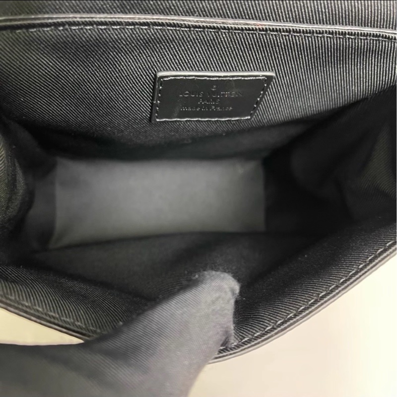 帥哥必入裝備😎99新🆕Lv黑花steamer nano芯片款插銷造型手提斜挎包-14