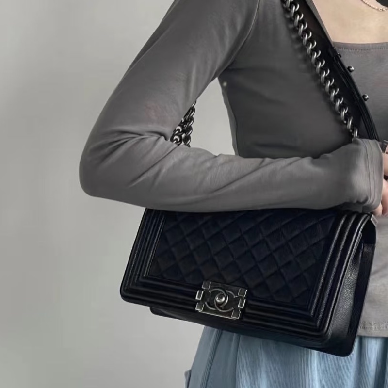 經典百搭王者👑超低價99新😍Chanel黑銀荔枝皮中號leboy單肩斜挎包-1