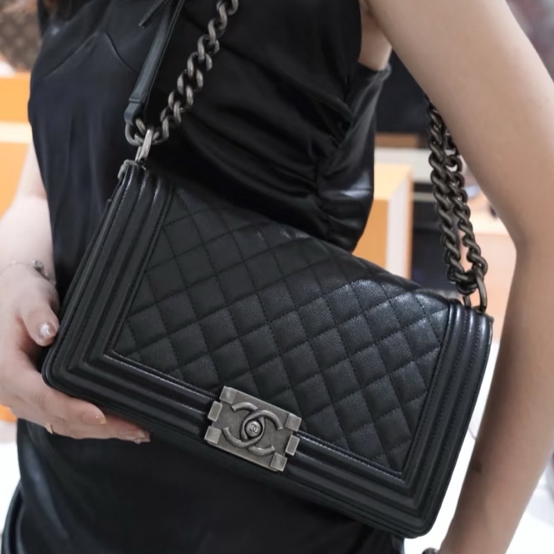 經典百搭王者👑超低價99新😍Chanel黑銀荔枝皮中號leboy單肩斜挎包-6