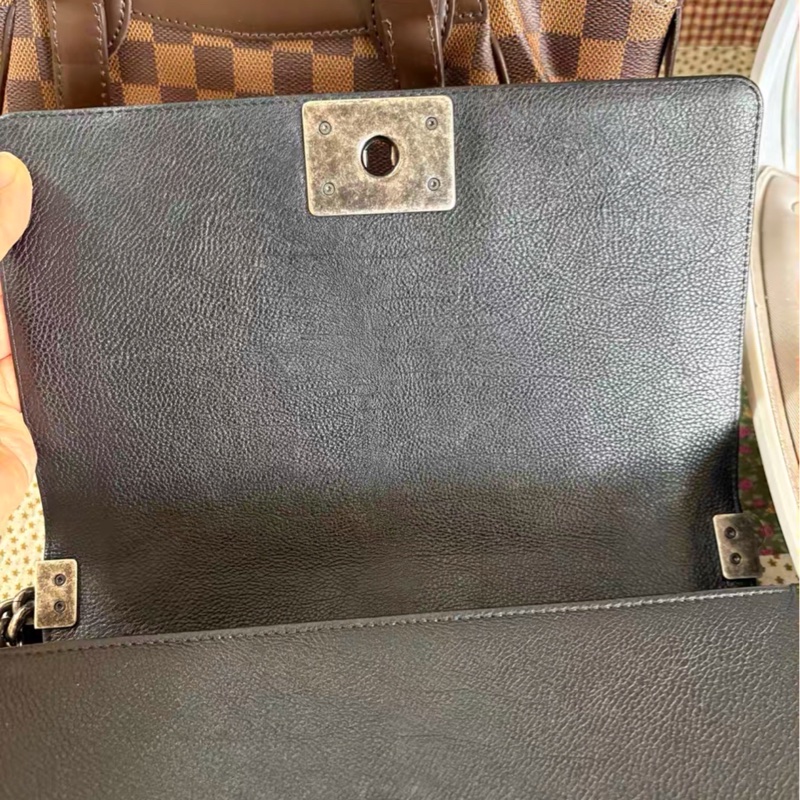 經典百搭王者👑超低價99新😍Chanel黑銀荔枝皮中號leboy單肩斜挎包-12