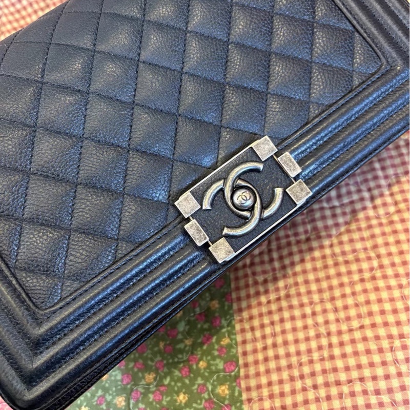 經典百搭王者👑超低價99新😍Chanel黑銀荔枝皮中號leboy單肩斜挎包-14