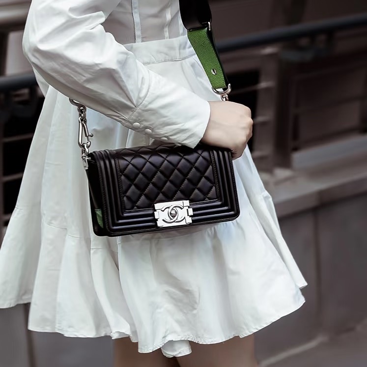 超限量爆款🈶購證99新😍Chanel 黑銀小號荔枝皮leboy 鏈條單肩斜挎包-8