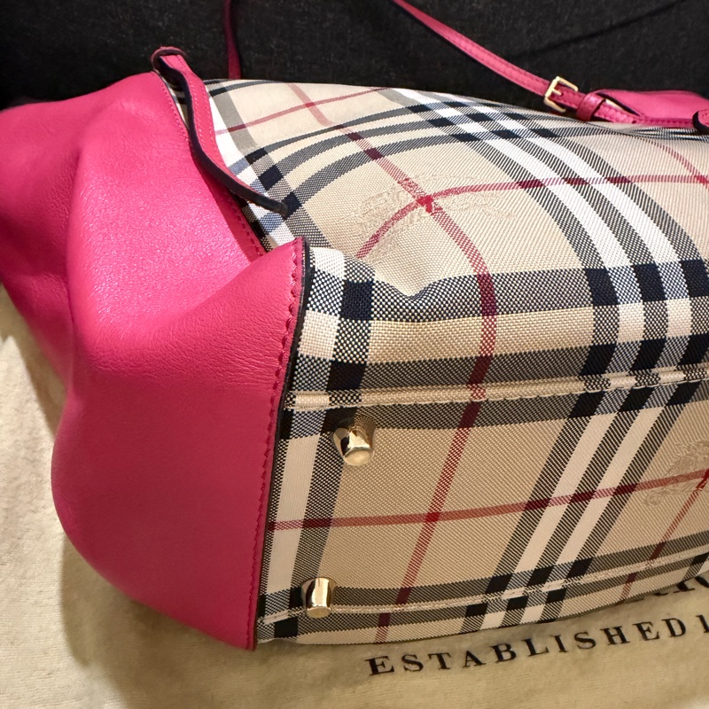 BURBERRY 專櫃正品 3983060 桃紅色 格紋 肩背包 手提包 水餃包 購物包-14