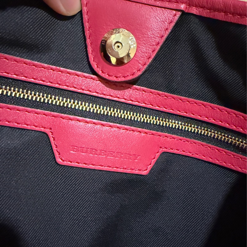 BURBERRY 專櫃正品 3983060 桃紅色 格紋 肩背包 手提包 水餃包 購物包-21