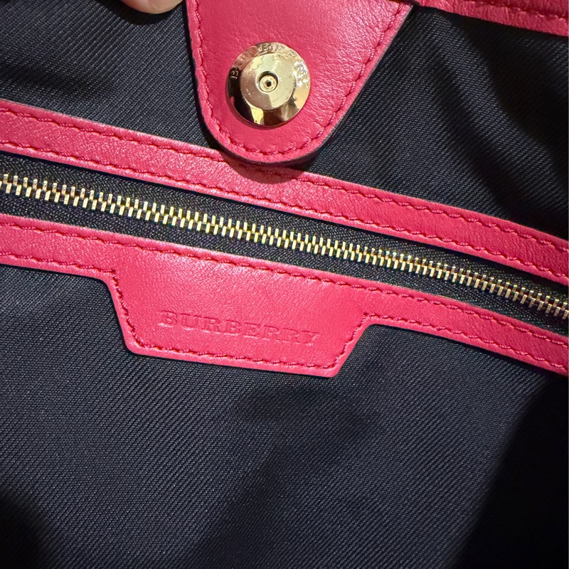 BURBERRY 專櫃正品 3983060 桃紅色 格紋 肩背包 手提包 水餃包 購物包-26