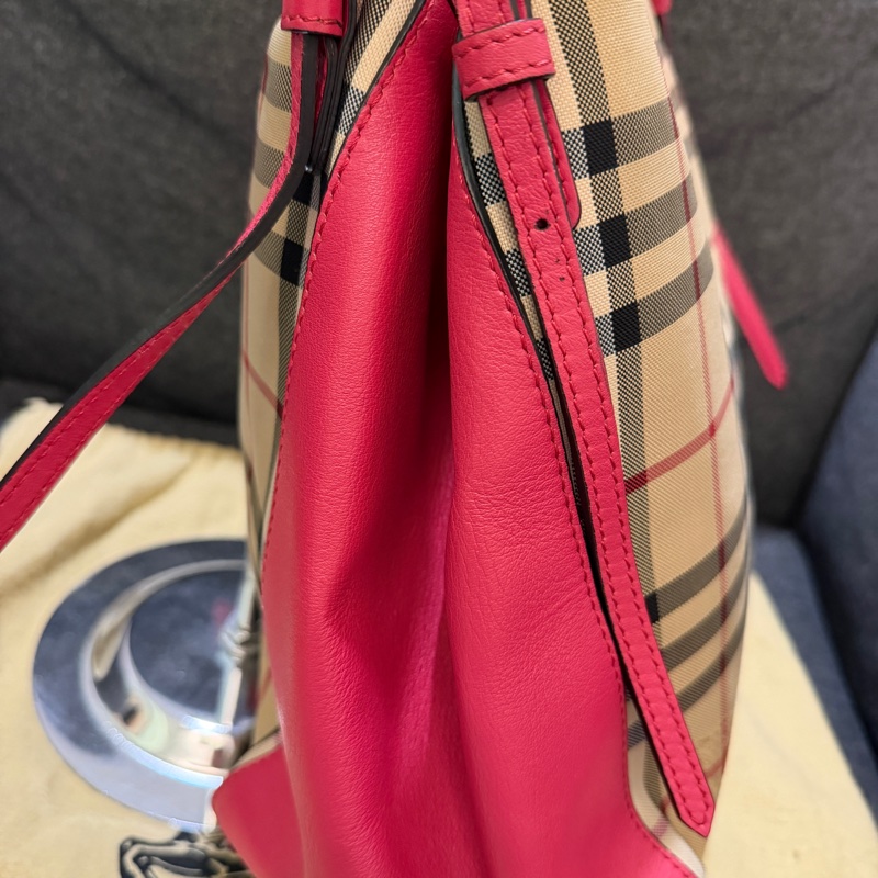 BURBERRY 專櫃正品 3983060 桃紅色 格紋 肩背包 手提包 水餃包 購物包-28