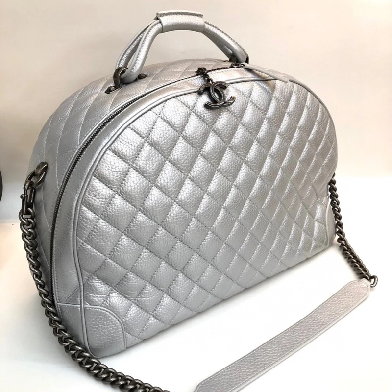 CHANEL 絕美航空版香奈兒 銀色限量絕版小牛皮菱格紋 xxl旅行登機Bowling Bag-0