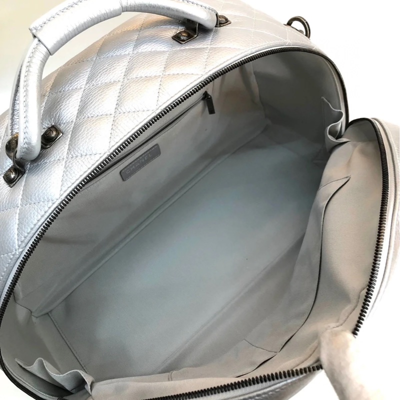 CHANEL 絕美航空版香奈兒 銀色限量絕版小牛皮菱格紋 xxl旅行登機Bowling Bag-2