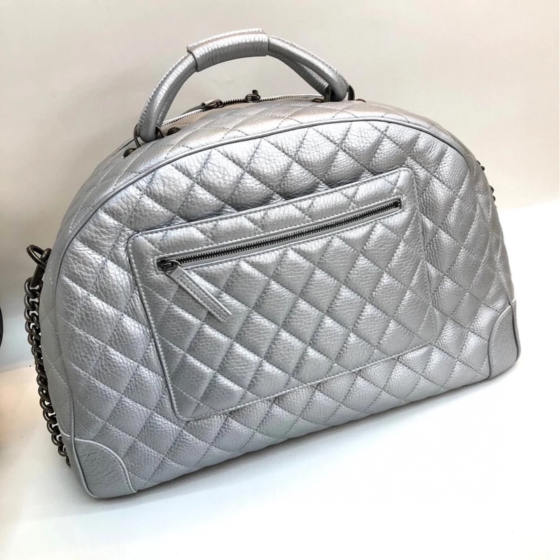 CHANEL 絕美航空版香奈兒 銀色限量絕版小牛皮菱格紋 xxl旅行登機Bowling Bag-3