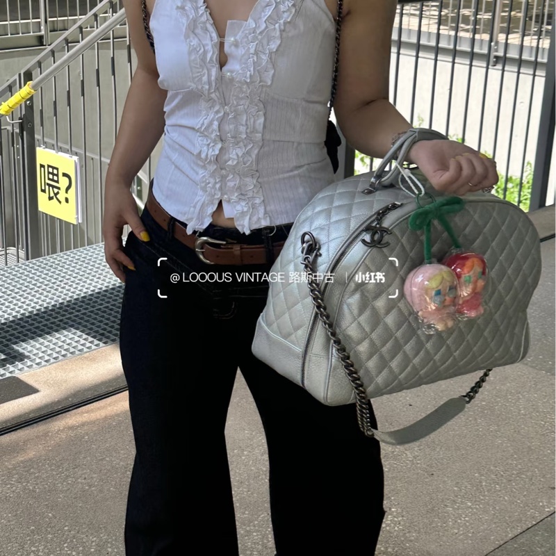 CHANEL 絕美航空版香奈兒 銀色限量絕版小牛皮菱格紋 xxl旅行登機Bowling Bag-5