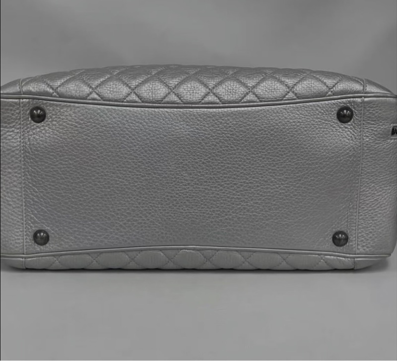 CHANEL 絕美航空版香奈兒 銀色限量絕版小牛皮菱格紋 xxl旅行登機Bowling Bag-6